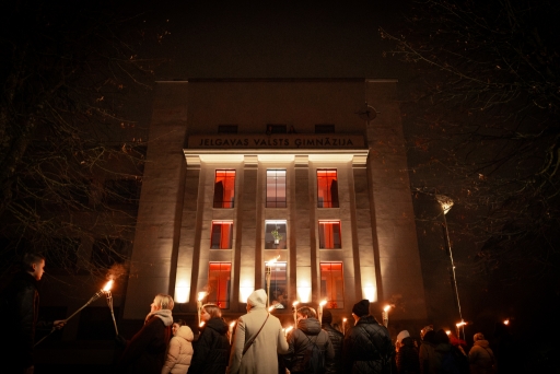 Lāpu zīmes veidošana pie skolas un lāpu gājiens