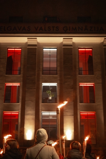 Lāpu zīmes veidošana pie skolas un lāpu gājiens