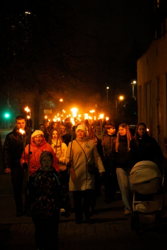 Lāpu zīmes veidošana pie skolas un lāpu gājiens