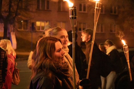 Lāpu zīmes veidošana pie skolas un lāpu gājiens