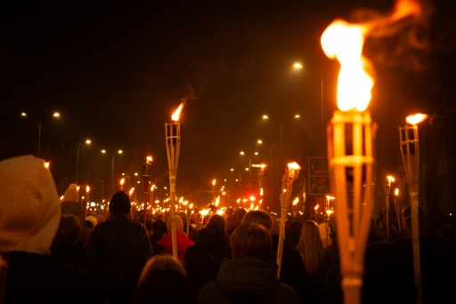 Lāpu zīmes veidošana pie skolas un lāpu gājiens