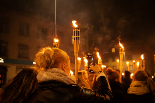 Lāpu zīmes veidošana pie skolas un lāpu gājiens