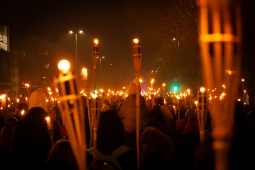 Lāpu zīmes veidošana pie skolas un lāpu gājiens