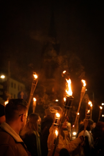 Lāpu zīmes veidošana pie skolas un lāpu gājiens
