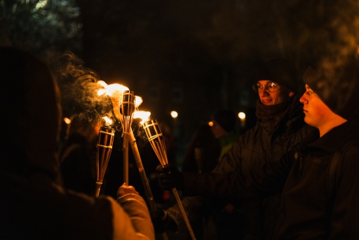 Lāpu zīmes veidošana pie skolas un lāpu gājiens