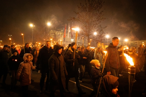 Lāpu zīmes veidošana pie skolas un lāpu gājiens