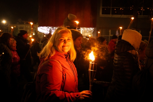 Lāpu zīmes veidošana pie skolas un lāpu gājiens