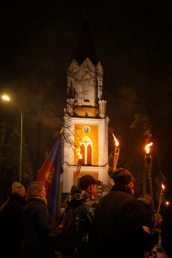 Lāpu zīmes veidošana pie skolas un lāpu gājiens