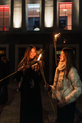 Lāpu zīmes veidošana pie skolas un lāpu gājiens