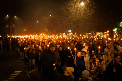 Lāpu zīmes veidošana pie skolas un lāpu gājiens