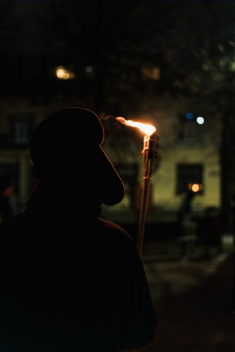 Lāpu zīmes veidošana pie skolas un lāpu gājiens