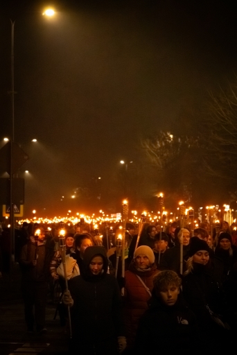 Lāpu zīmes veidošana pie skolas un lāpu gājiens