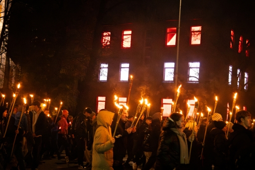 Lāpu zīmes veidošana pie skolas un lāpu gājiens