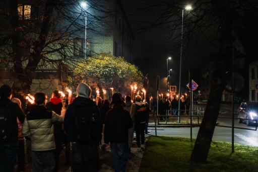 Lāpu zīmes veidošana pie skolas un lāpu gājiens