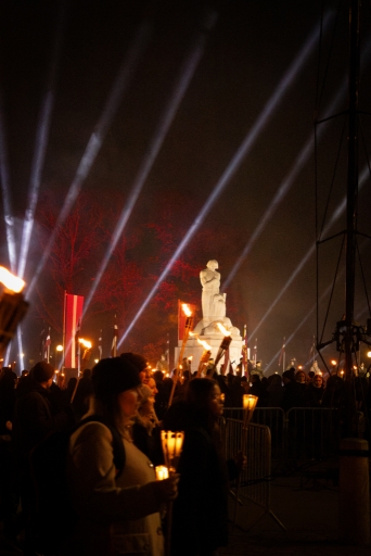 Lāpu zīmes veidošana pie skolas un lāpu gājiens