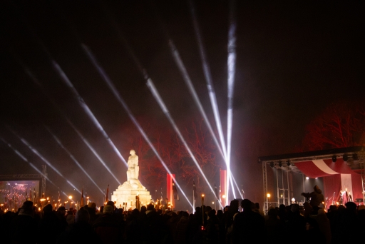 Lāpu zīmes veidošana pie skolas un lāpu gājiens