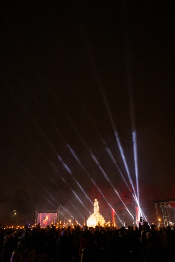 Lāpu zīmes veidošana pie skolas un lāpu gājiens