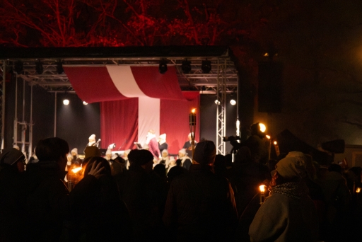 Lāpu zīmes veidošana pie skolas un lāpu gājiens