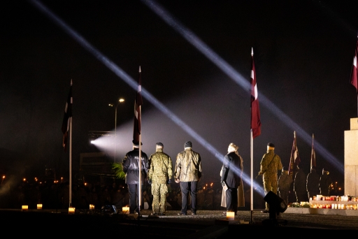 Lāpu zīmes veidošana pie skolas un lāpu gājiens