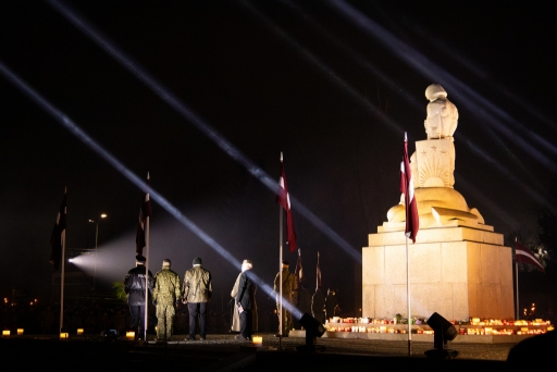 Lāpu zīmes veidošana pie skolas un lāpu gājiens