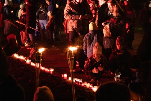 Lāpu zīmes veidošana pie skolas un lāpu gājiens