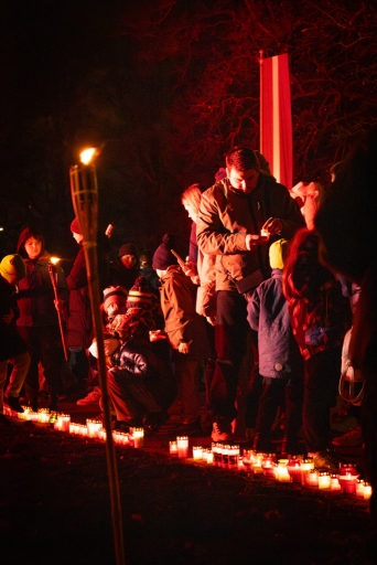 Lāpu zīmes veidošana pie skolas un lāpu gājiens