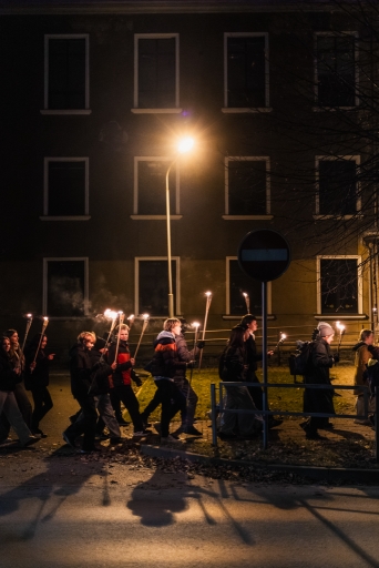 Lāpu zīmes veidošana pie skolas un lāpu gājiens