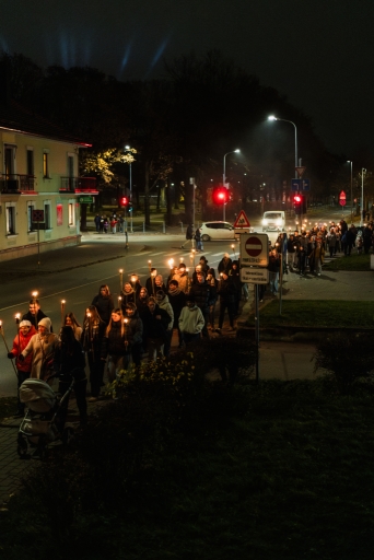 Lāpu zīmes veidošana pie skolas un lāpu gājiens
