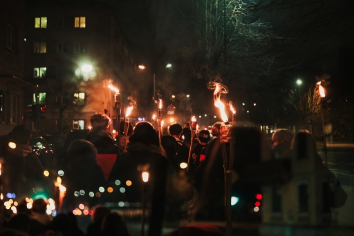Lāpu zīmes veidošana pie skolas un lāpu gājiens