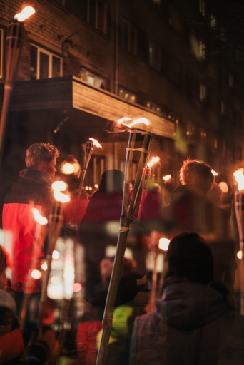 Lāpu zīmes veidošana pie skolas un lāpu gājiens