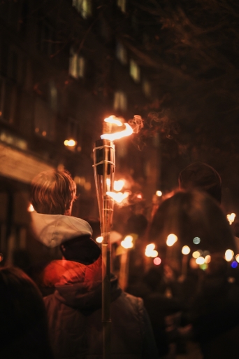 Lāpu zīmes veidošana pie skolas un lāpu gājiens