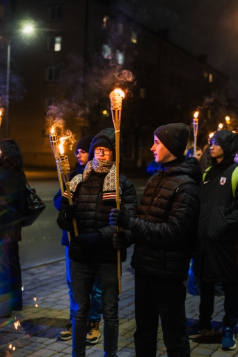 Lāpu zīmes veidošana pie skolas un lāpu gājiens