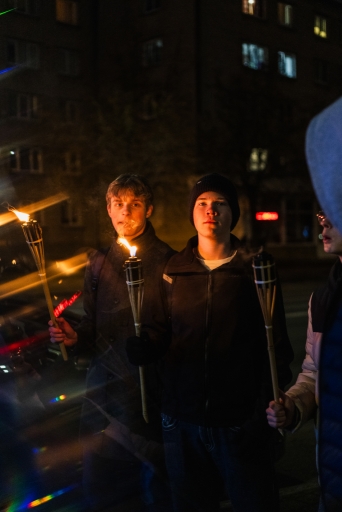 Lāpu zīmes veidošana pie skolas un lāpu gājiens