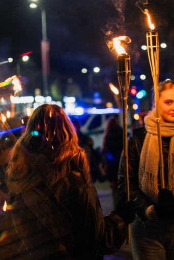 Lāpu zīmes veidošana pie skolas un lāpu gājiens