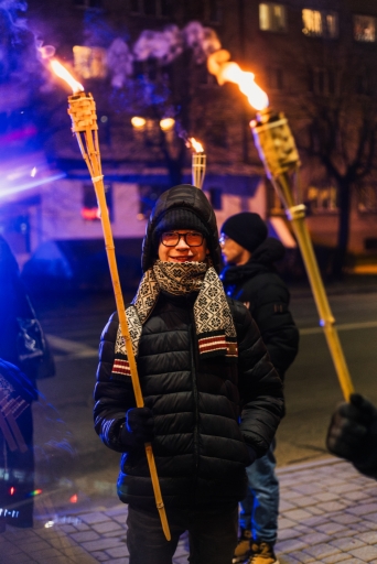 Lāpu zīmes veidošana pie skolas un lāpu gājiens