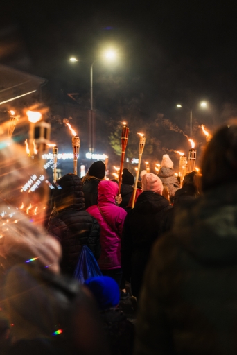 Lāpu zīmes veidošana pie skolas un lāpu gājiens