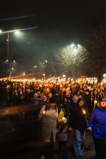 Lāpu zīmes veidošana pie skolas un lāpu gājiens