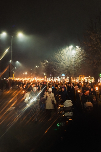 Lāpu zīmes veidošana pie skolas un lāpu gājiens