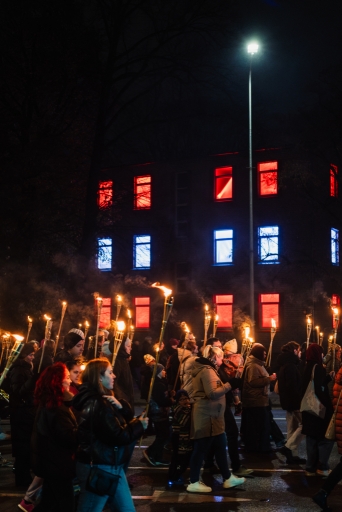 Lāpu zīmes veidošana pie skolas un lāpu gājiens
