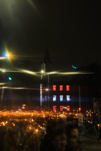 Lāpu zīmes veidošana pie skolas un lāpu gājiens