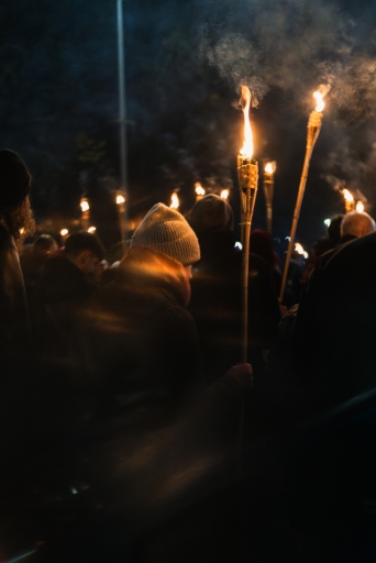 Lāpu zīmes veidošana pie skolas un lāpu gājiens