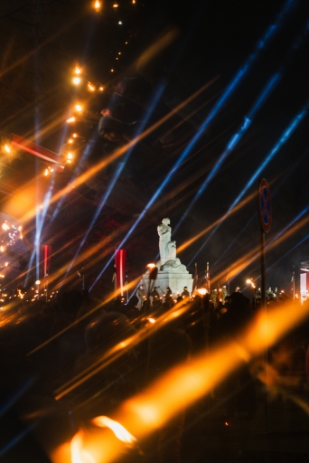 Lāpu zīmes veidošana pie skolas un lāpu gājiens