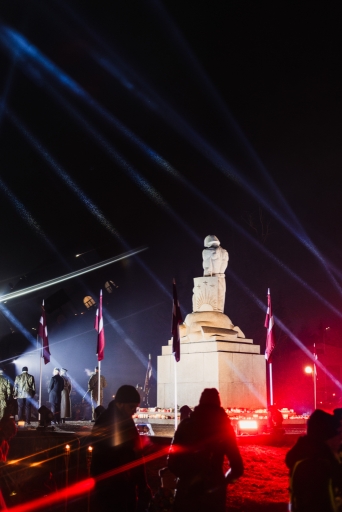 Lāpu zīmes veidošana pie skolas un lāpu gājiens