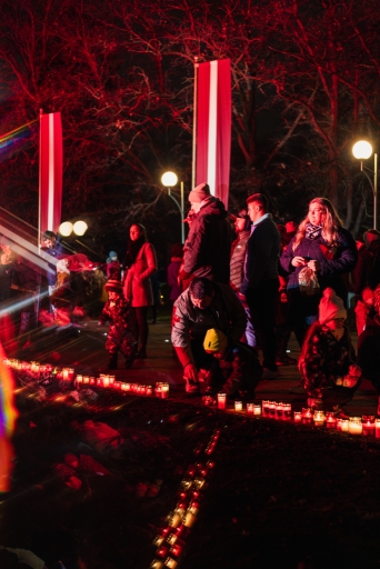 Lāpu zīmes veidošana pie skolas un lāpu gājiens