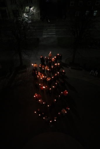 Lāpu zīmes veidošana pie skolas un lāpu gājiens