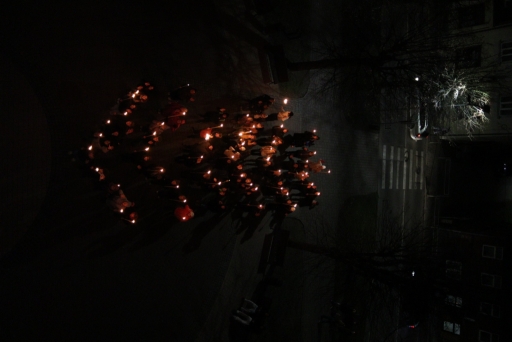 Lāpu zīmes veidošana pie skolas un lāpu gājiens