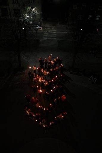 Lāpu zīmes veidošana pie skolas un lāpu gājiens