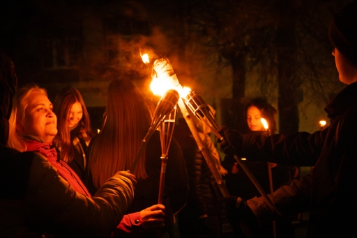 Lāpu zīmes veidošana pie skolas un lāpu gājiens