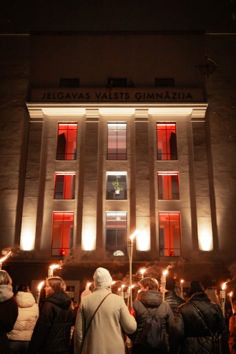 Lāpu zīmes veidošana pie skolas un lāpu gājiens