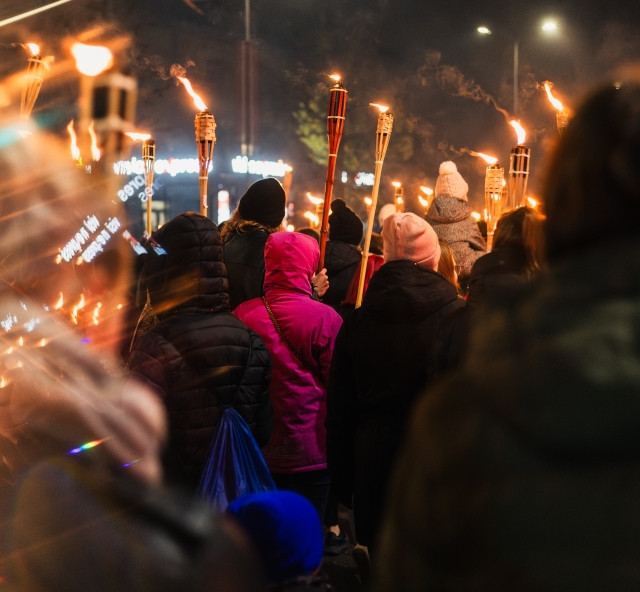 Lāpu zīmes veidošana pie skolas un lāpu gājiens
